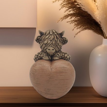Hughie Highland Cow W/heart Ornament